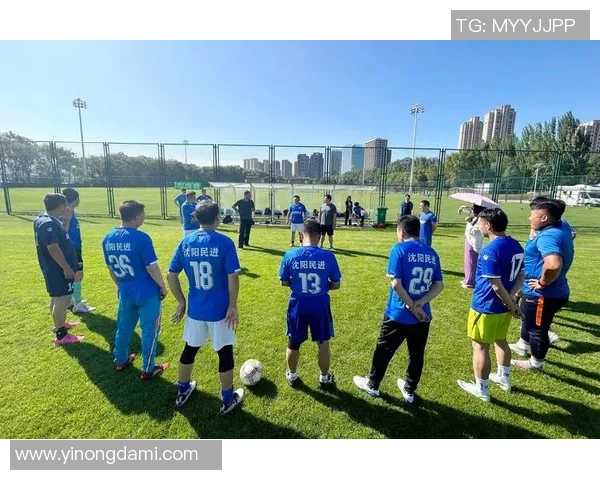 绿茵场上汗水挥洒见证足球球星高强度训练瞬间