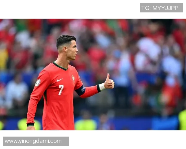 球星亲自送足球鞋给粉丝，背后意义深刻引发球迷热议